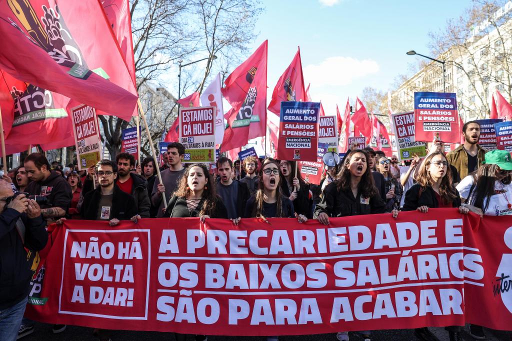Manifestantes participam na manifestação nacional convocada pela CGTP-IN, convocada pela Frente Comum dos Sindicatos, uma estrutura da CGTP (Tiago Petinga/LUSA)