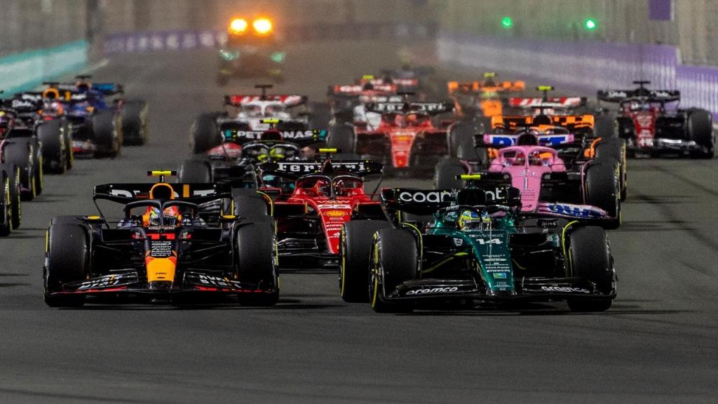 Fórmula 1: Fernando Alonso e Sergio Pérez em primeiro plano no GP da Arábia Saudita (STR/EPA)