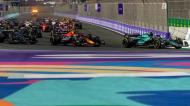 Fórmula 1: Fernando Alonso e Sergio Pérez em primeiro plano no GP da Arábia Saudita (STR/EPA)