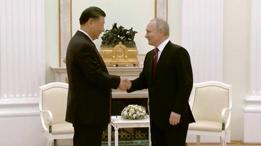 Vladimir Putin recebe Xi Jinping em Moscovo (Foto: AP)