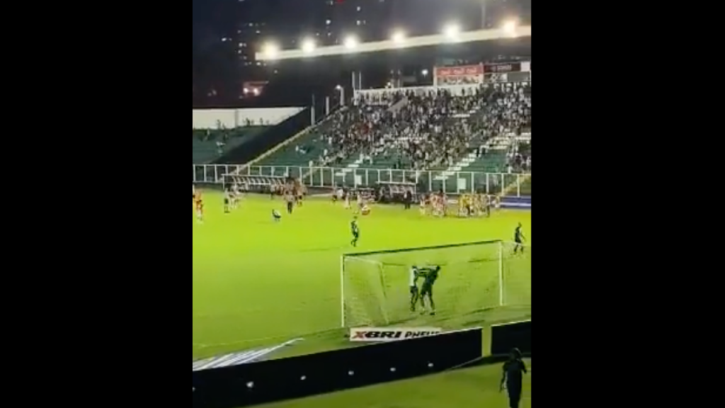 VÍDEO: ex-Arouca agredido por adepto da própria equipa após derrota (twitter)