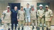 Denis, com os bombeiros que o resgataram do elevador (Instagram: denis_oficial)