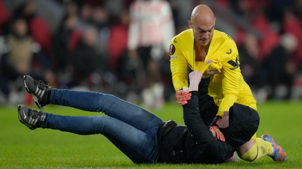 Marko Dmitrovic agarra adepto do PSV que o tentou agredir (AP Photo/Peter Dejong)