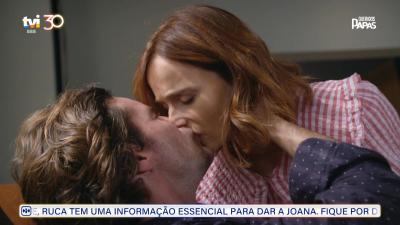 Simão dá beijo apaixonado a Sílvia - TVI