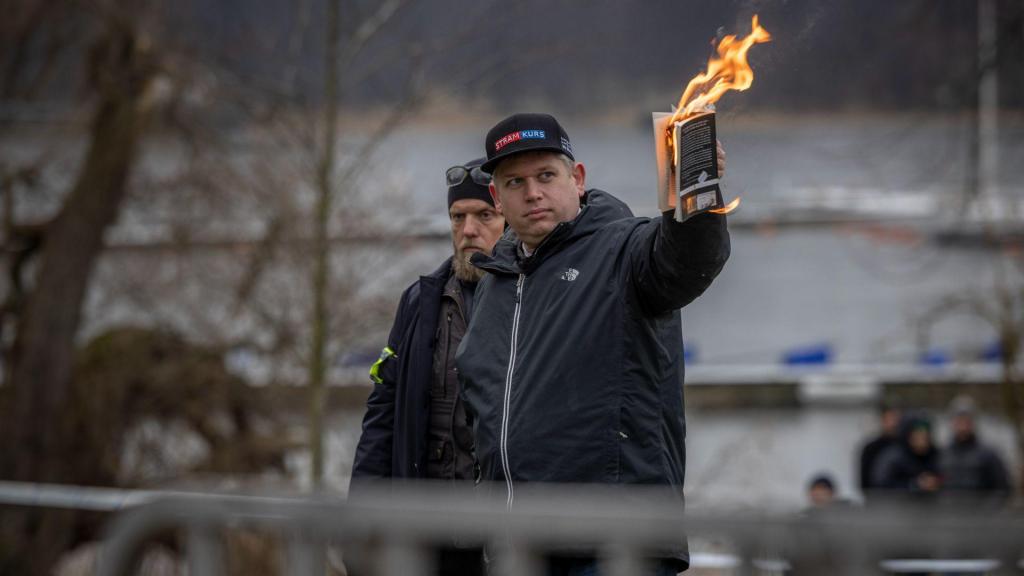 Rasmus Paludan queima livro em frente à embaixada turca em Estocolmo (Jonas Gratzer/Getty Images)