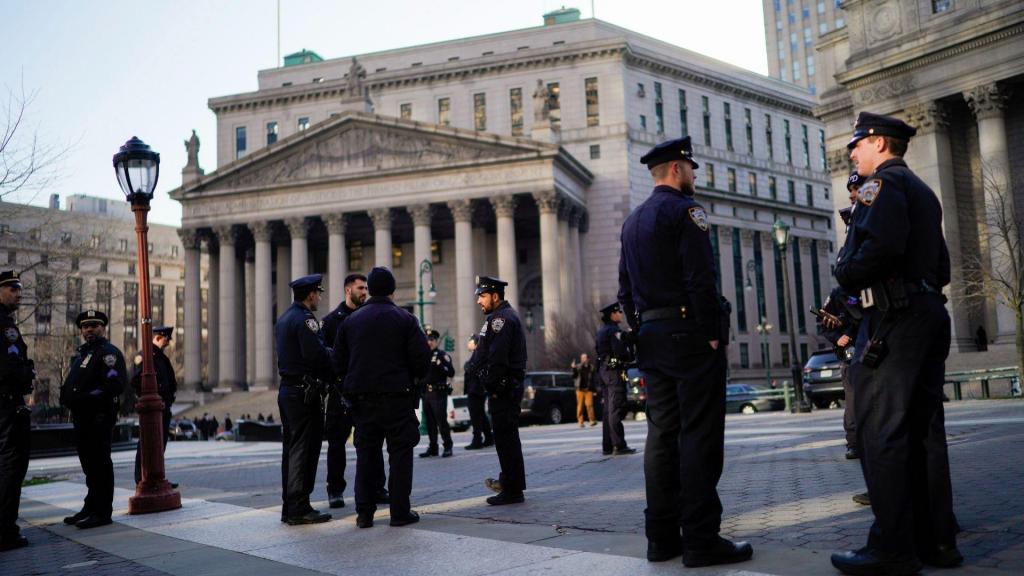 Polícia de Nova Iorque destacada para o tribunal onde se reúne o grande júri (Eduardo Munoz Alvarez/AP)