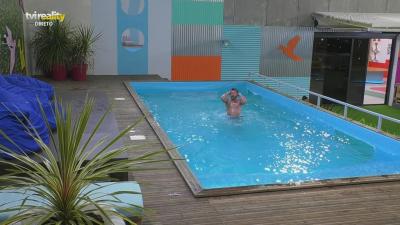 Em êxtase, Tiago Feliciano dá mergulho na piscina após ser salvo! - Big Brother