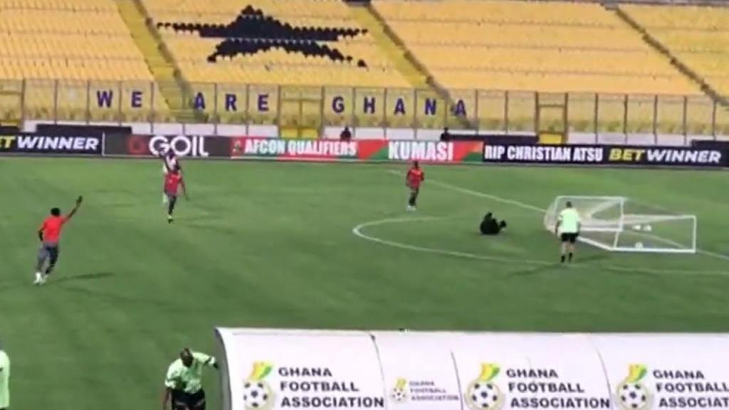 Guarda-redes do Gana, Jojo Wollacott, atingido por baliza no treino de terça-feira (Twitter: Happy 98.9 FM)