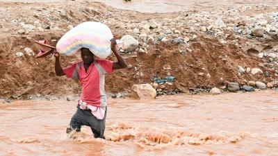 Polícia moçambicana detém delegado por desvio de produtos destinados a vítimas do ciclone Freddy - TVI