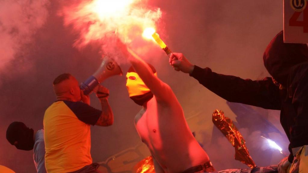 Hooligans na Europa (AP Photo/Olivier Matthys, File)