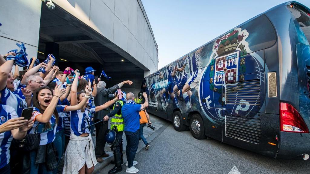 Autocarro do FC Porto a chegar ao Dragão (Photo by Octavio Passos/Getty Images)
