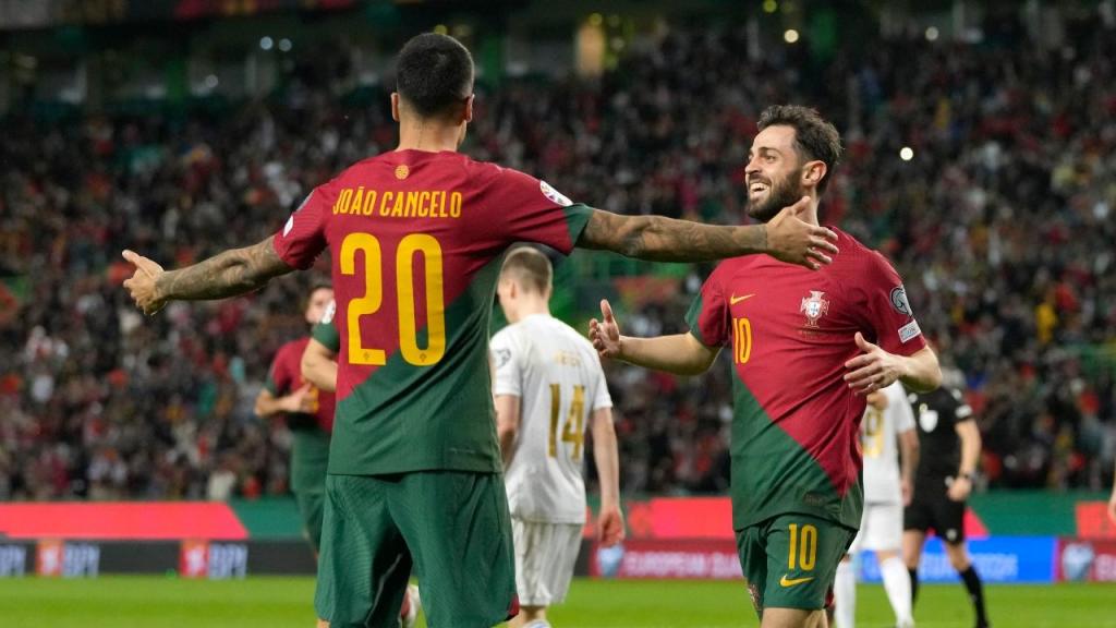 João Cancelo e Bernardo Silva festejam o 2-0 no Portugal-Liechtenstein (AP/Armando Franca)