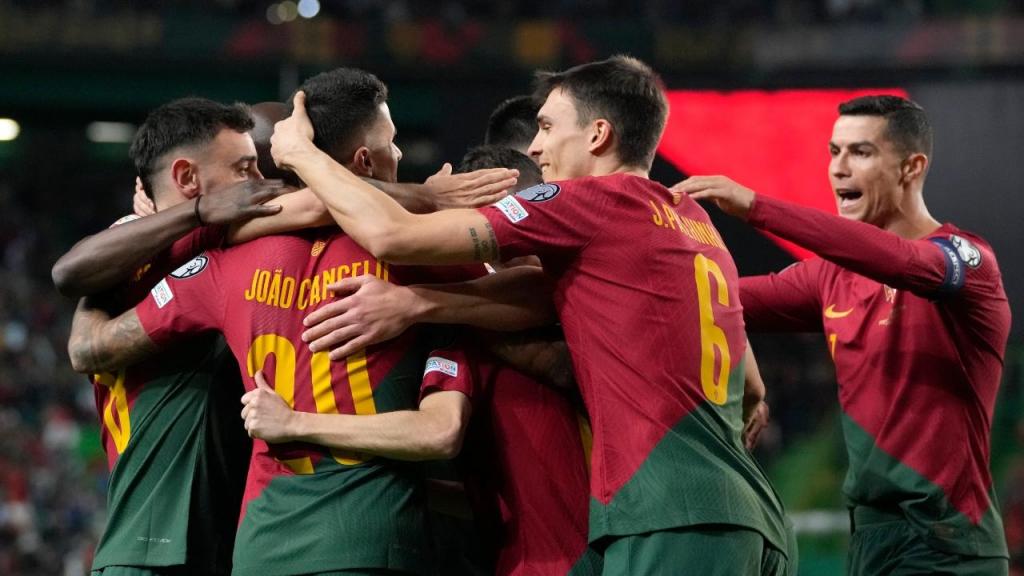 João Cancelo, João Palhinha, Cristiano Ronaldo e restantes jogadores festejam golo de Portugal (AP/Armando Franca)