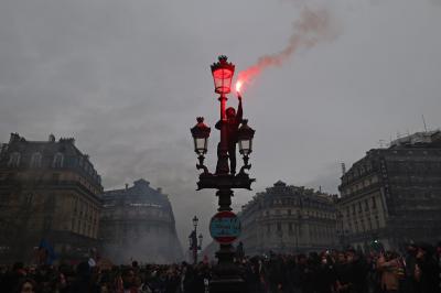 Manifestantes incendeiam edifício da Câmara de Bordéus durante protestos em França - TVI