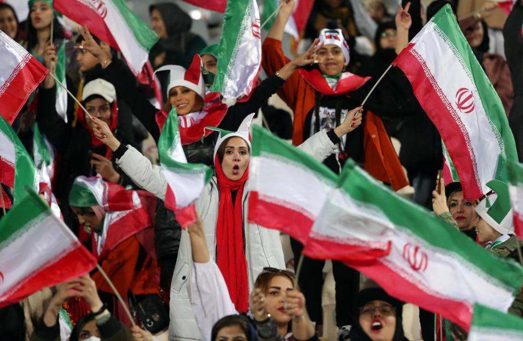 Mulheres voltaram a assistir a um jogo de futebol no Irão (EPA/ABEDIN TAHERKENAREH)