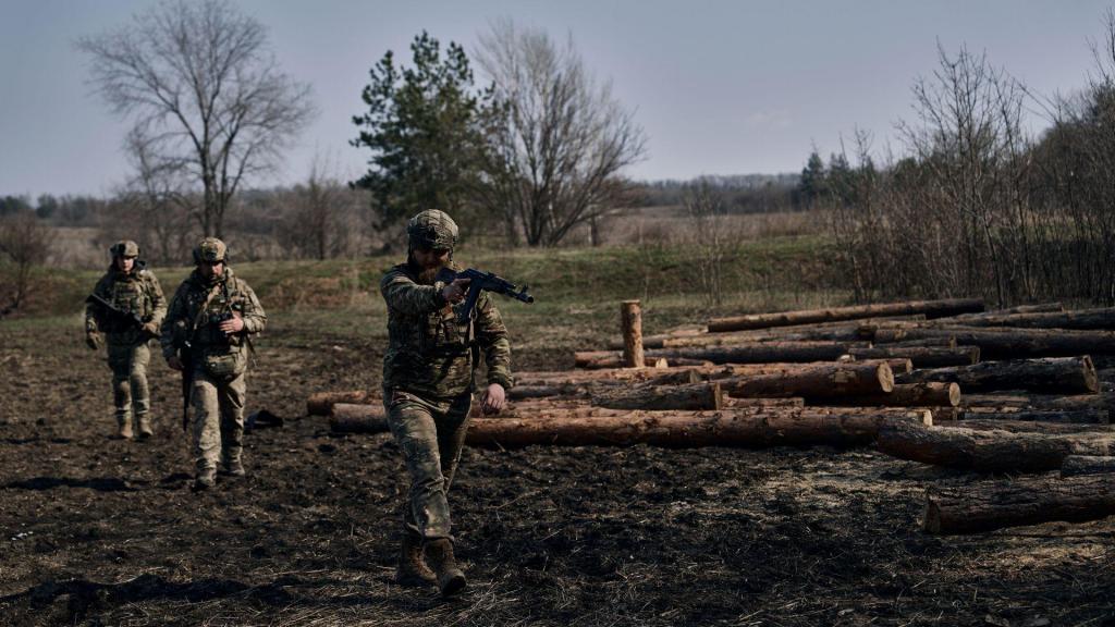 Soldados ucranianos perto de Bakhmut (AP)