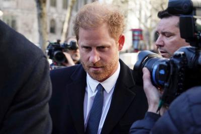 Príncipe Harry está de volta a Londres para comparecer em tribunal - TVI