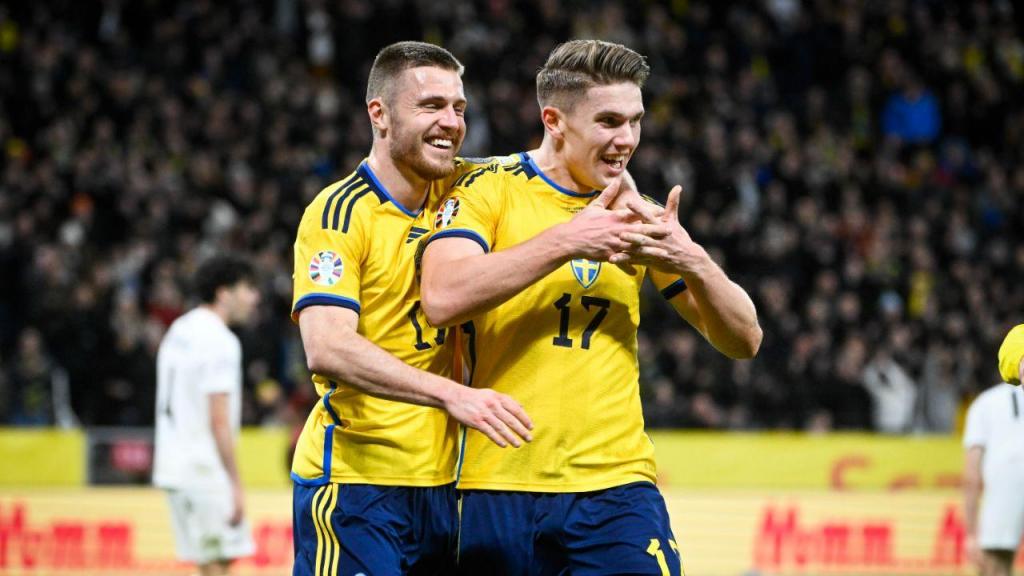 Viktor Gyokeres celebra golo marcado pela Suécia (Fredrik Sandberg/TT News Agency/EPA)