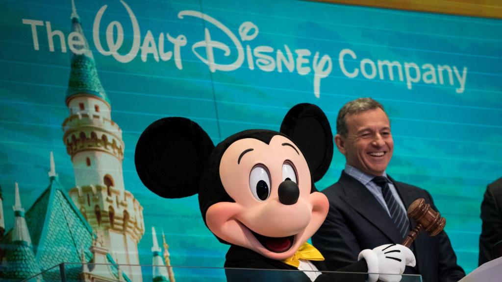 Mickey com Bob Iger na Bolsa de Nova Iorque (Foto: Drew Angerer/ Getty Images)