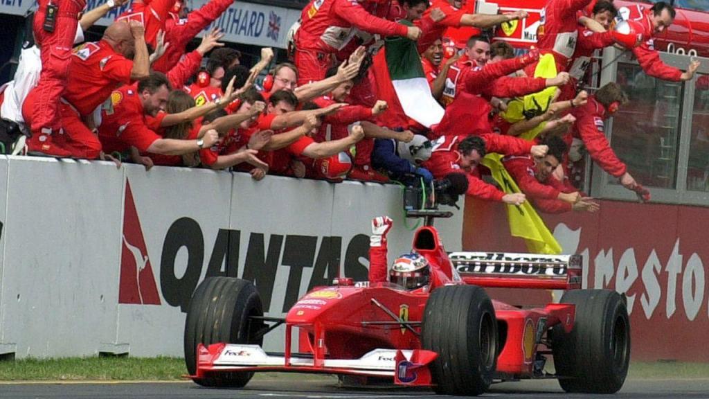 Michael Schumacher celebra vitória em 2000 pela Ferrari (AP Photo/Rick Rycroft)