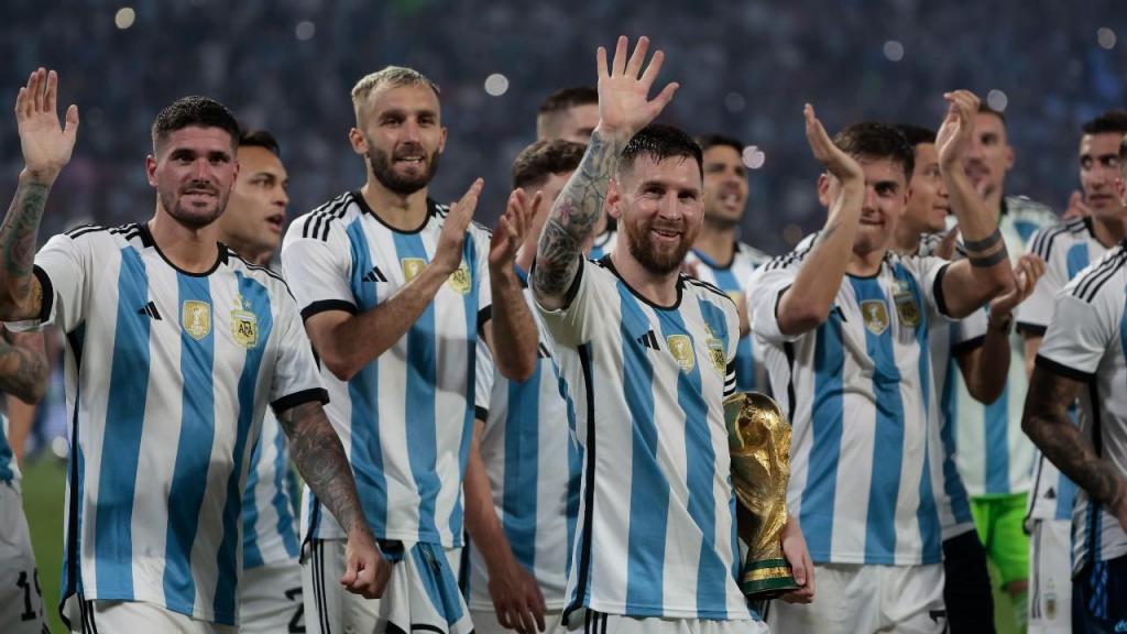Lionel Messi e restantes jogadores da Argentina mostram a taça do Mundial 2022 após a goleada por 7-0 a Curaçau (Juan Ignacio Roncoroni/EPA)