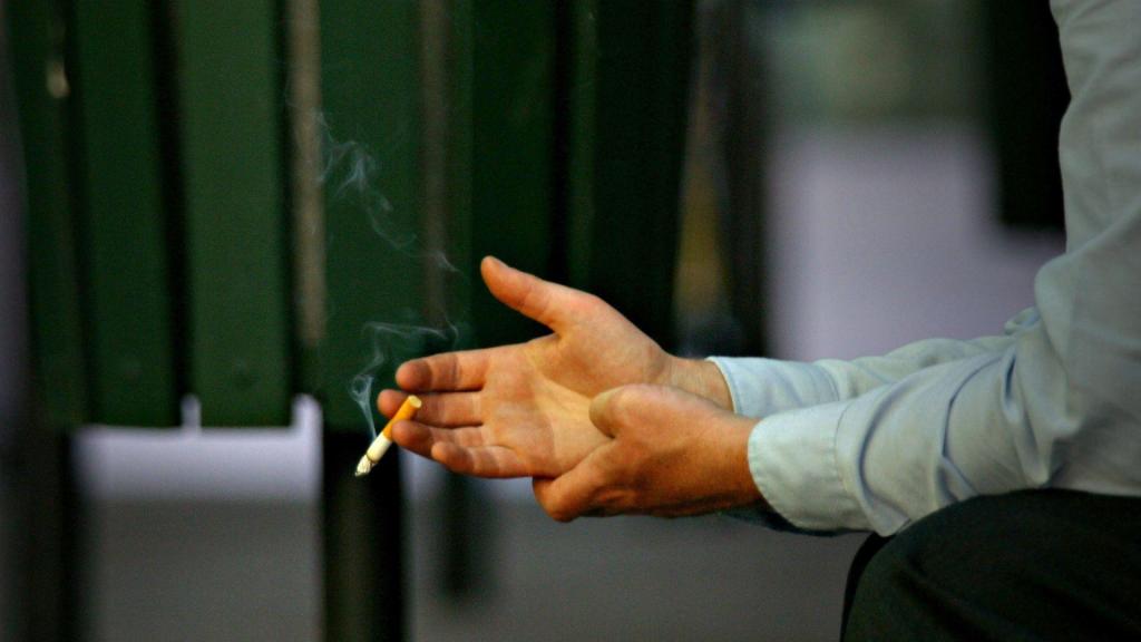 Trabalhador japonês multado por fazer pausas para fumar(The AGE/ Getty Images)