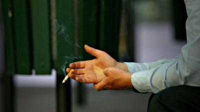Japonês tem de pagar multa de 10 mil euros por ter feito pausas para fumar no trabalho (e em Portugal: como seria?) - TVI