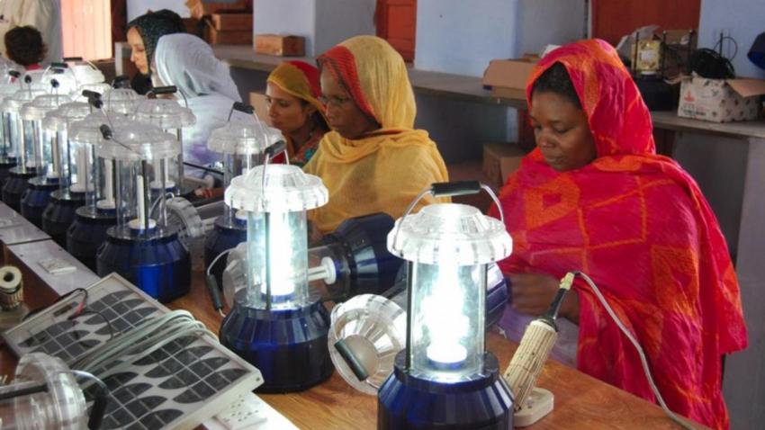 Mulheres a trabalharem em sistemas solares - AWAY