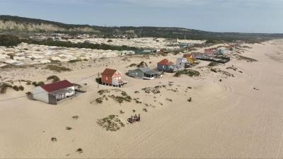 Há cabanas de praia a receber turistas por centenas de euros por noite. O Estado sabe e admite que estão ilegais (mas não deixa de receber os impostos) - TVI