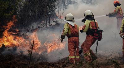 Portugal envia 100 operacionais e 30 veículos para incêndio fora de controlo junto à fronteira - TVI