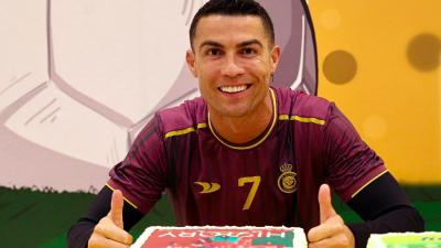 VÍDEO: Ronaldo recebido com bolo no Al Nassr após recorde na seleção - TVI