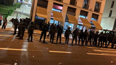 Confrontos no Martim Moniz: PSP garante que apenas "protegeu" duas jovens e diz que agentes foram "cercados e atacados" - TVI