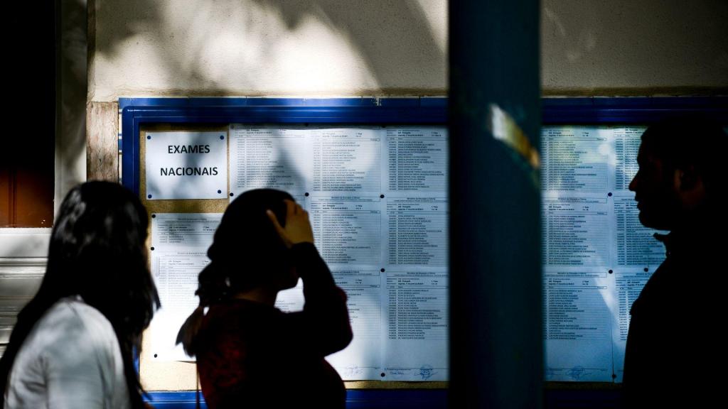 Resultados dos Exames Nacionais afixados numa escola secundária (Patrícia de Melo Moreira/ Getty Images)