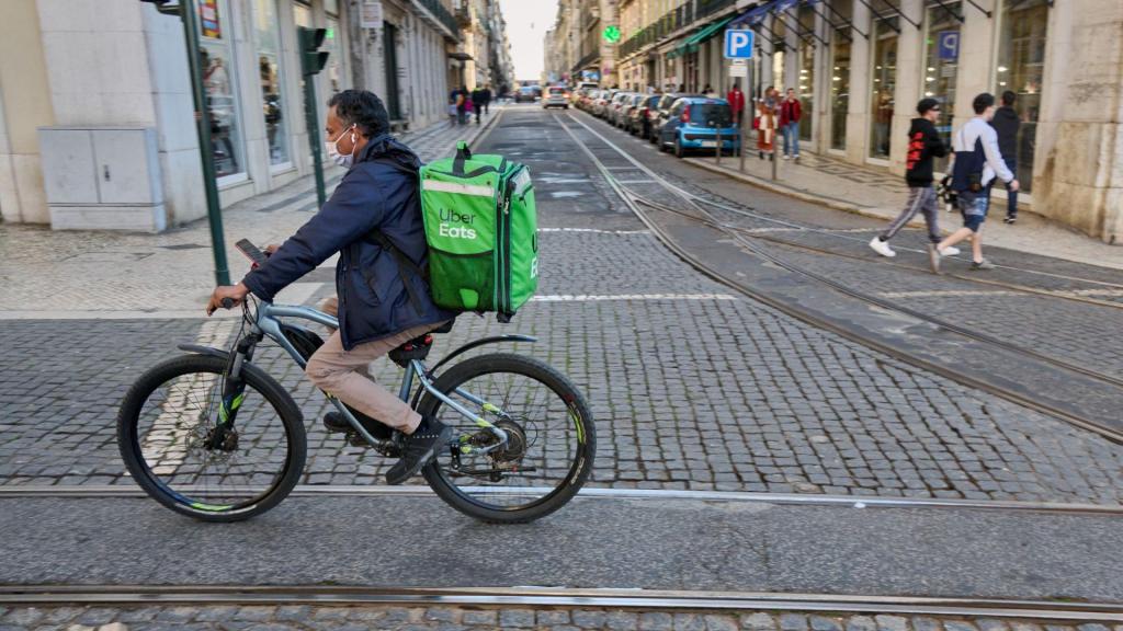 Condutor de uma bicicleta Uber Eats na baixa de Lisboa (Horacio Villalobos/ Getty Images)