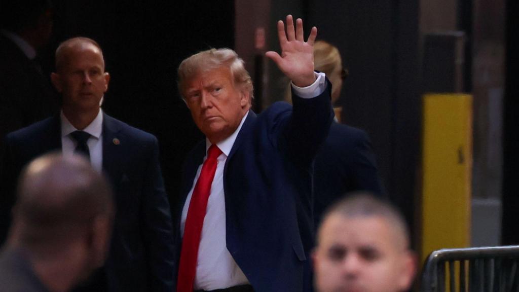 Donald Trump chega à Trump Tower, em Nova Iorque (AP) 