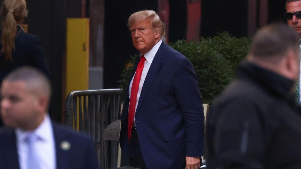 Donald Trump chega à Trump Tower, em Nova Iorque (AP) 