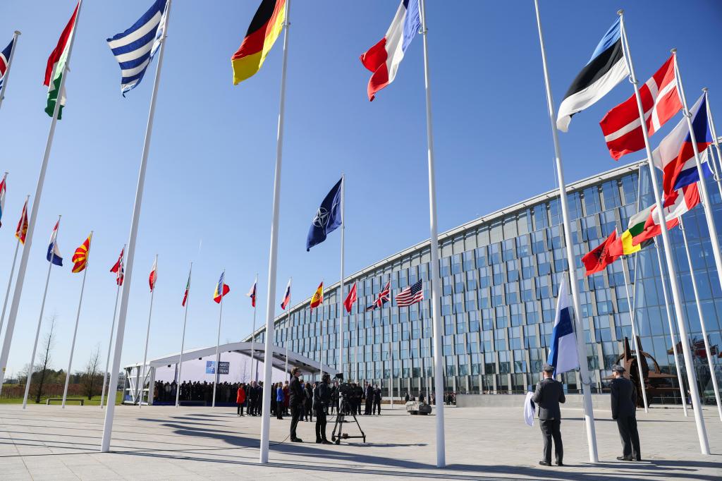 A cerimónia no quartel-general da NATO, em Bruxelas, onde foi içada pela primeira vez a bandeira da Finlândia (AP/Geert Vanden Wijngaert)