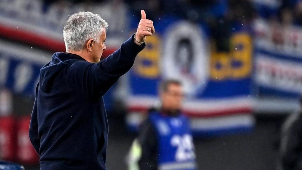 Mourinho pede aos adeptos da Roma que parem com insultos a Stankovic (EPA/RICCARDO ANTIMIANI)