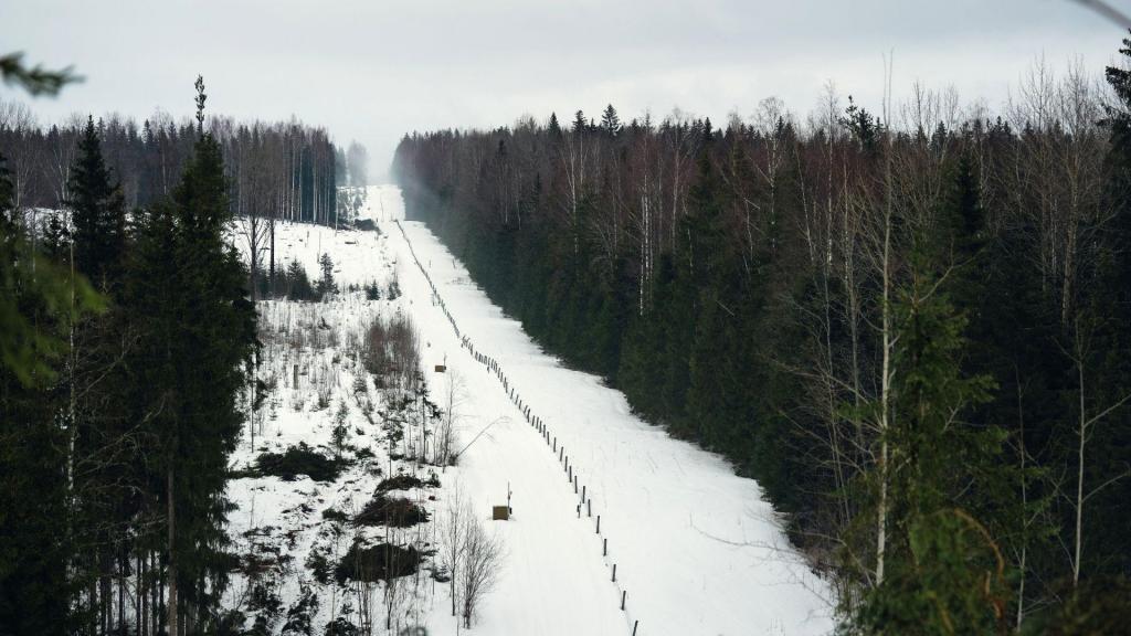 Estacas e uma cerca. A fronteira entre a Rússia e a Finlândia, junto a Imatra. 19 março 2023. Foto: Alessandro Rampazzo/AFP via Getty Images