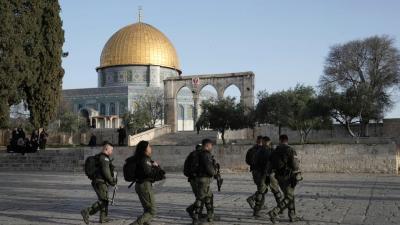 Polícia israelita força entrada na mesquita de Al-Aqsa e prende 400 palestinianos - TVI