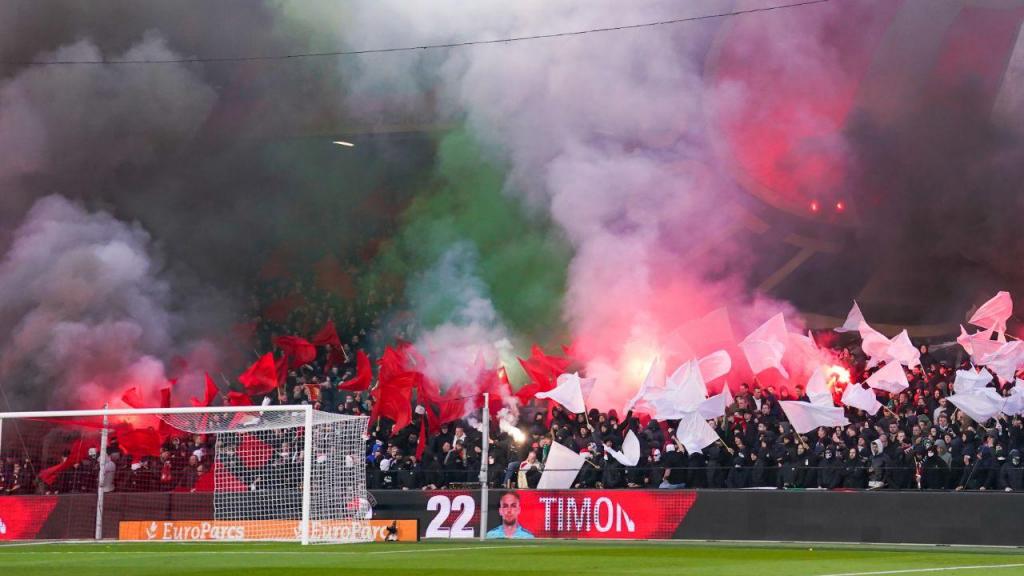 O ambiente no Feyenoord-Ajax (Photo by Joris Verwijst/BSR Agency/Getty Images)