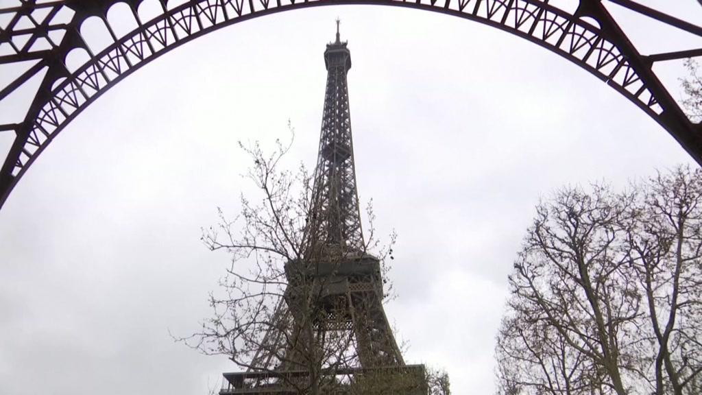 A mentira que afinal é verdade: conheça "Eifella", a "filha bebé" da torre Eiffel 
