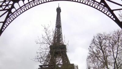 Torre Eiffel e zona circundante foram evacuadas após ameaça de bomba - TVI