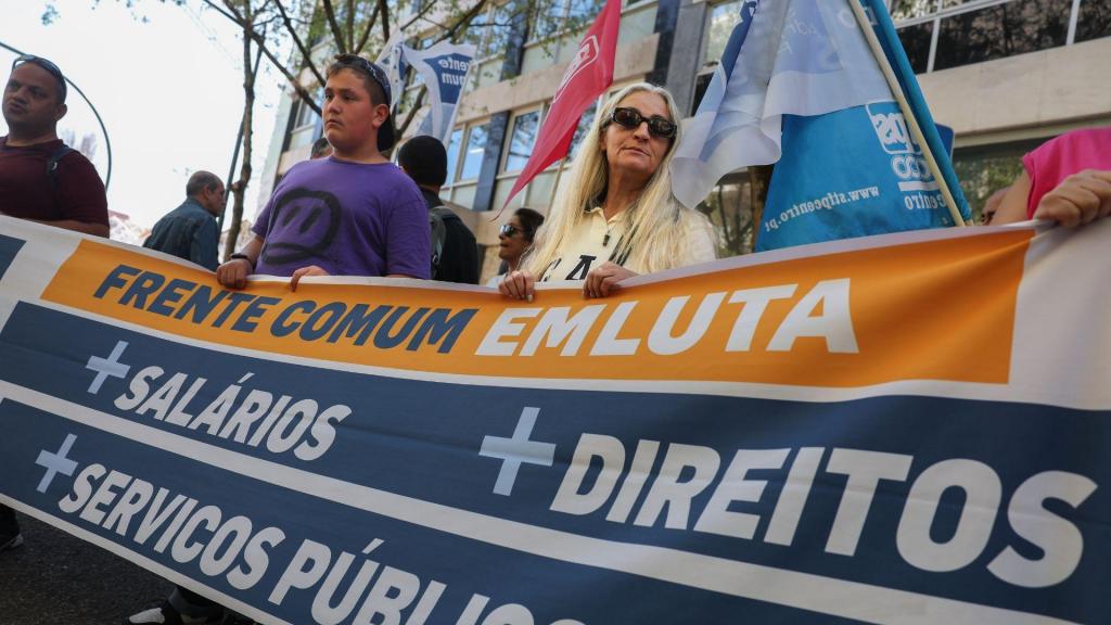 A Frente Comum promoveu uma concentração de dirigentes, delegados e ativistas sindicais, em defesa dos trabalhadores da saúde e do Serviço Nacional de Saúde em frente ao ministério em Lisboa, 6 de abril de 2023. (Tiago Petinga/LUSA)