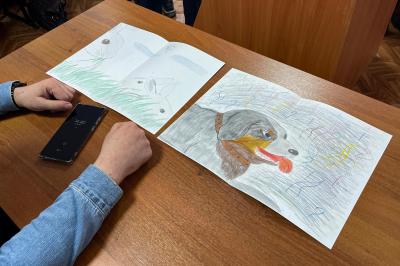 Criança russa fez um desenho de apoio à Ucrânia. O pai acabou detido, e agora a mãe foi buscá-la ao orfanato para onde foi levada - TVI