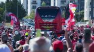 Benfica deixa Seixal com «mar» de gente a apoiar