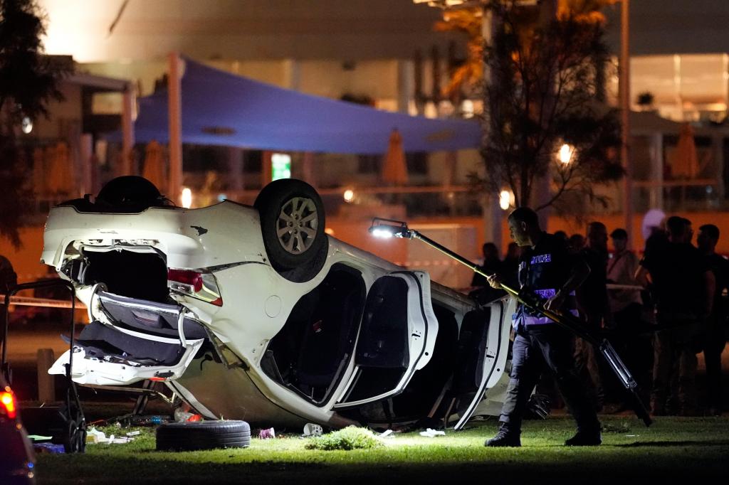 O carro do suspeito do ataque em Telavive (AP Photo/Ariel Schalit)
