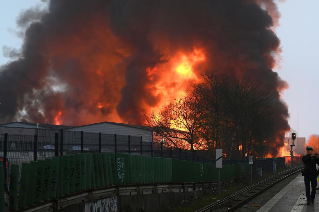 Incêndio em Hamburgo, na Alemanha (Jonas Walzberg/dpa via AP)