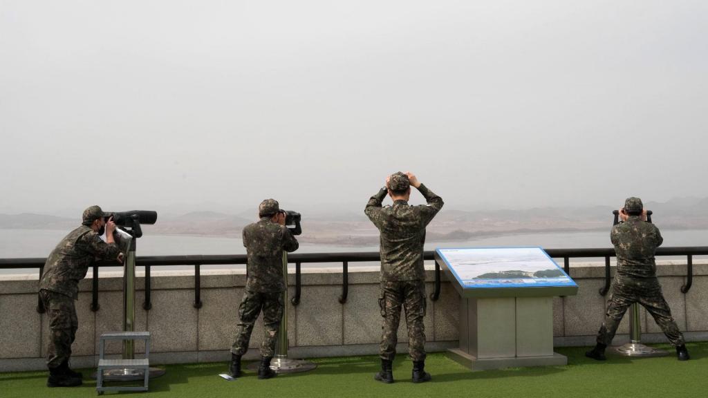 Soldados sul-coreanos vigiam Coreia do Norte na fronteira (Ahn Young-joon/AP)