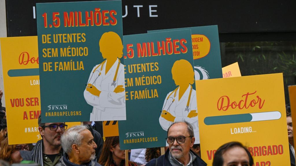Médicos portugueses manifestam-se à porta do Ministério da Saúde no dia 8 de abril de 2023. A Ordem dos Médicos insiste na contratação de 1.300 recém-especialistas. (Horacio Villalobos/Getty Images)
